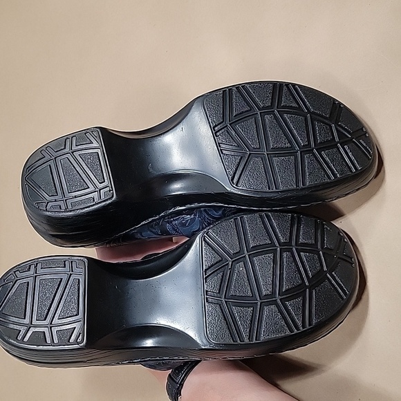 Bass, 8.5 Med. "Sheena" Clogs, Navy Blue Embossed / Tooled Paisley Design, NWOT! - Picture 8 of 8